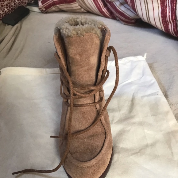 Ugg woman’s fashion boot shoe - Picture 2 of 7